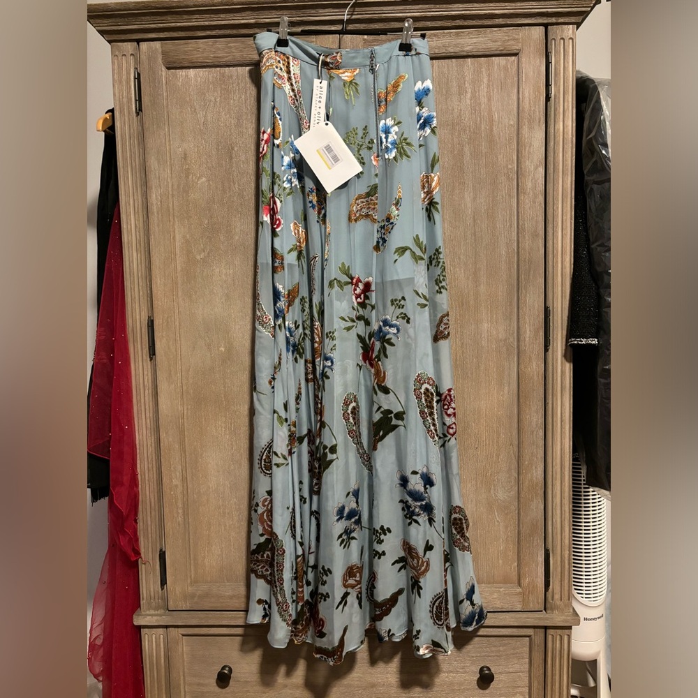 Whole new Alice+Olivia skirt , size 6